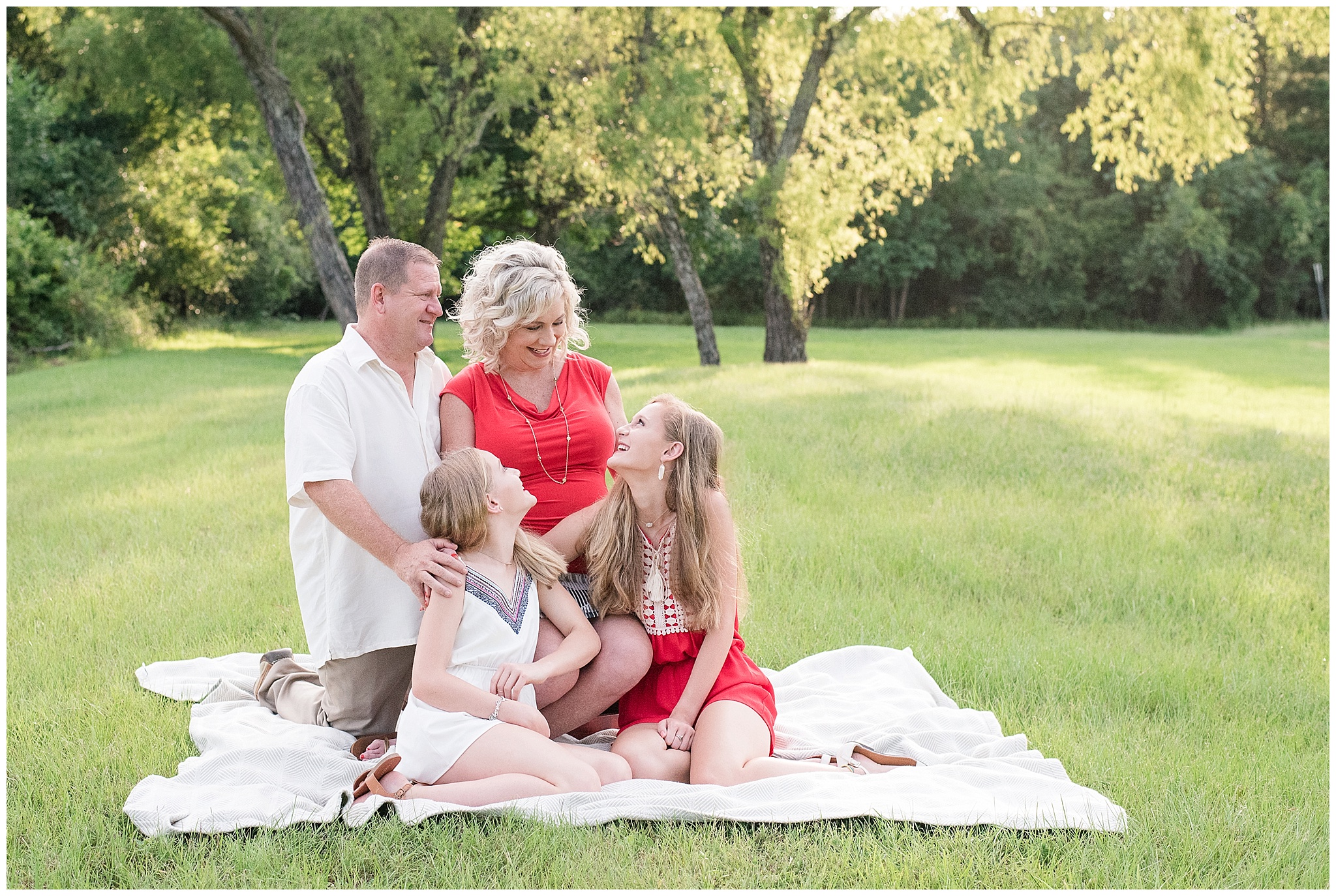 Kingwood family portrait photographer maternity session with family of four